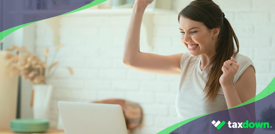 Mujer feliz por que puede aplicarse una deducción fiscal por maternidad