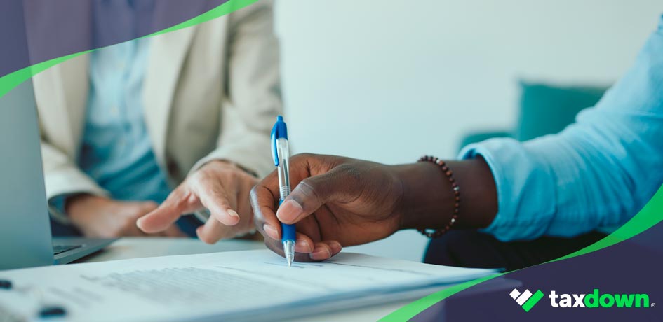 Persona firmando un seguro de vida que luego podrá deducirse