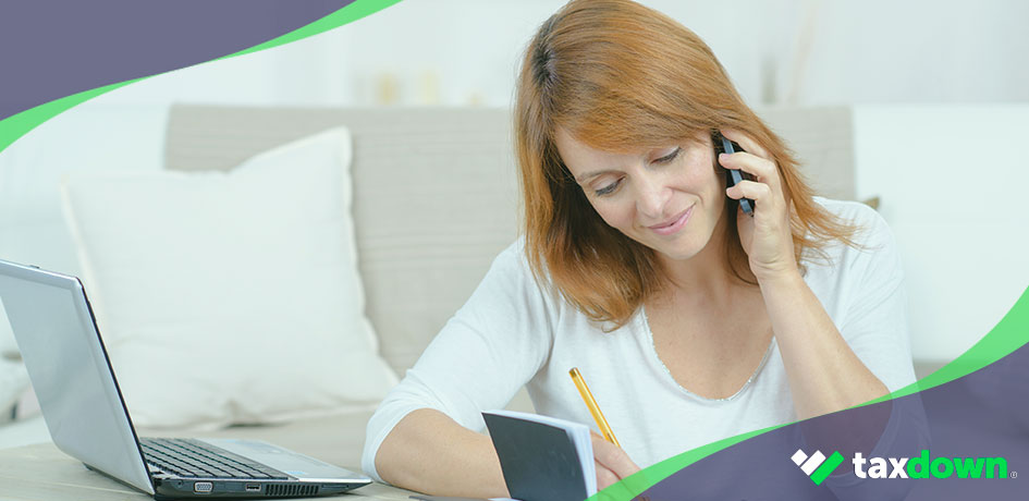Mujer consultando cuánto tiene que pagar de IBI por su casa