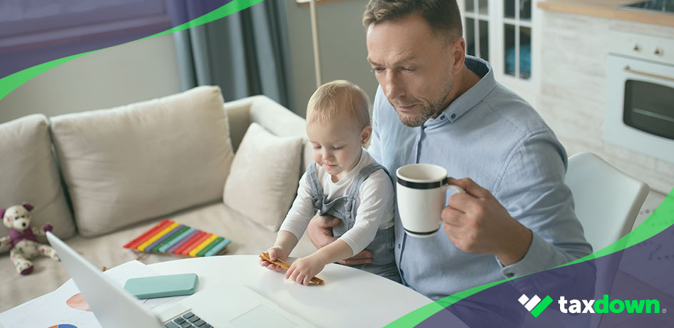 Un padre trabajador haciendo la declaración con su bebe