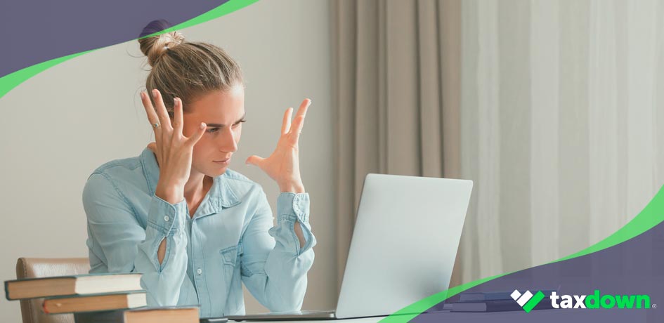 Mujer frustrada intentando hacer la declaración por primera vez en su ordenador